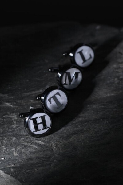 Harfli Beyaz Kol Düğmesi Kombini