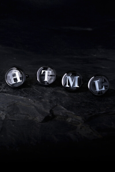 Harfli Siyah Kol Düğmesi Kombini