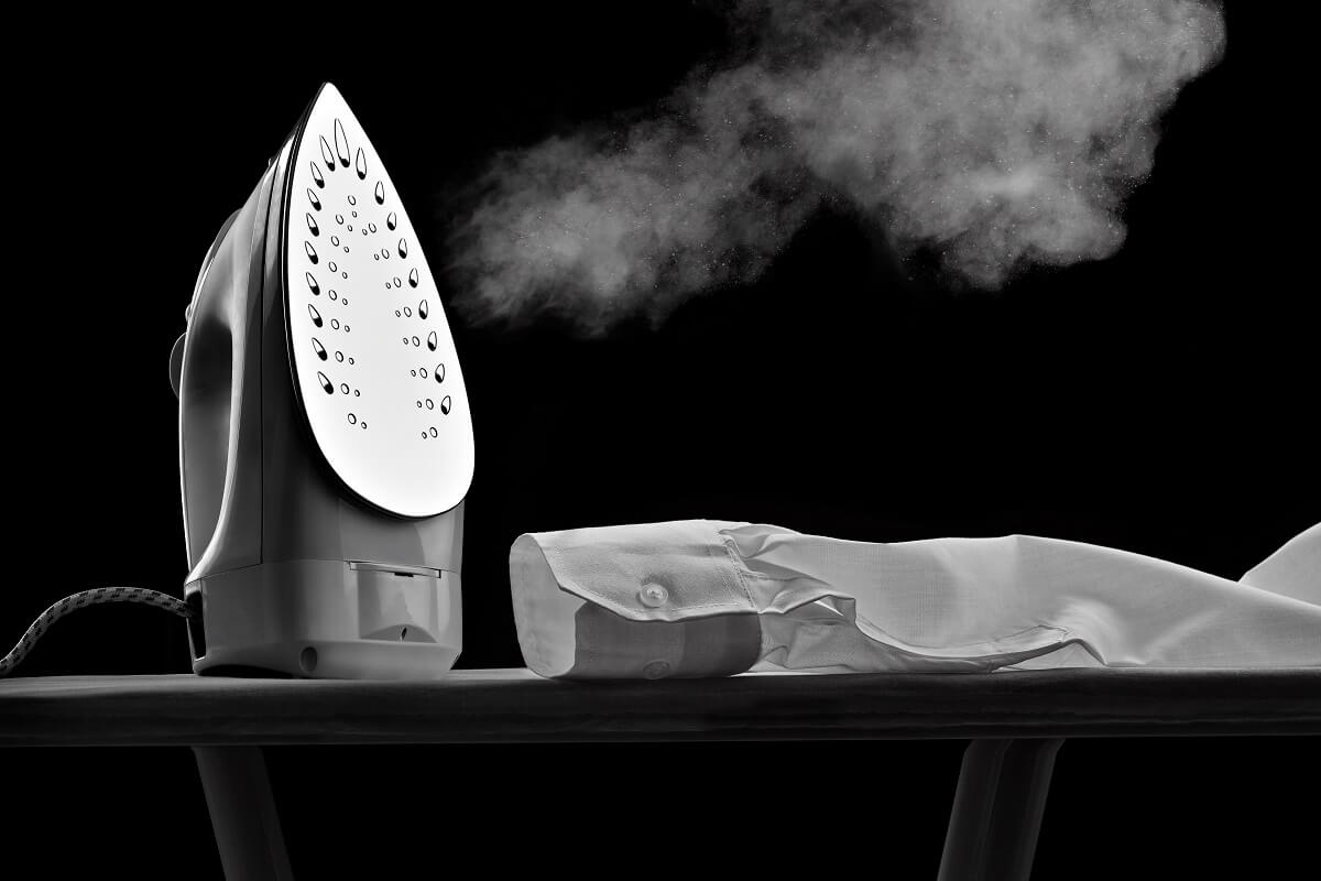 ERKEKLER İÇİN GÖMLEK ÜTÜLEME REHBERİ