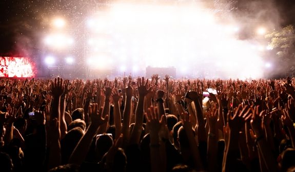 Konser Modası Rehberi: Tarzını Konuştur, Müziğin Ritmiyle Uyum Sağla!